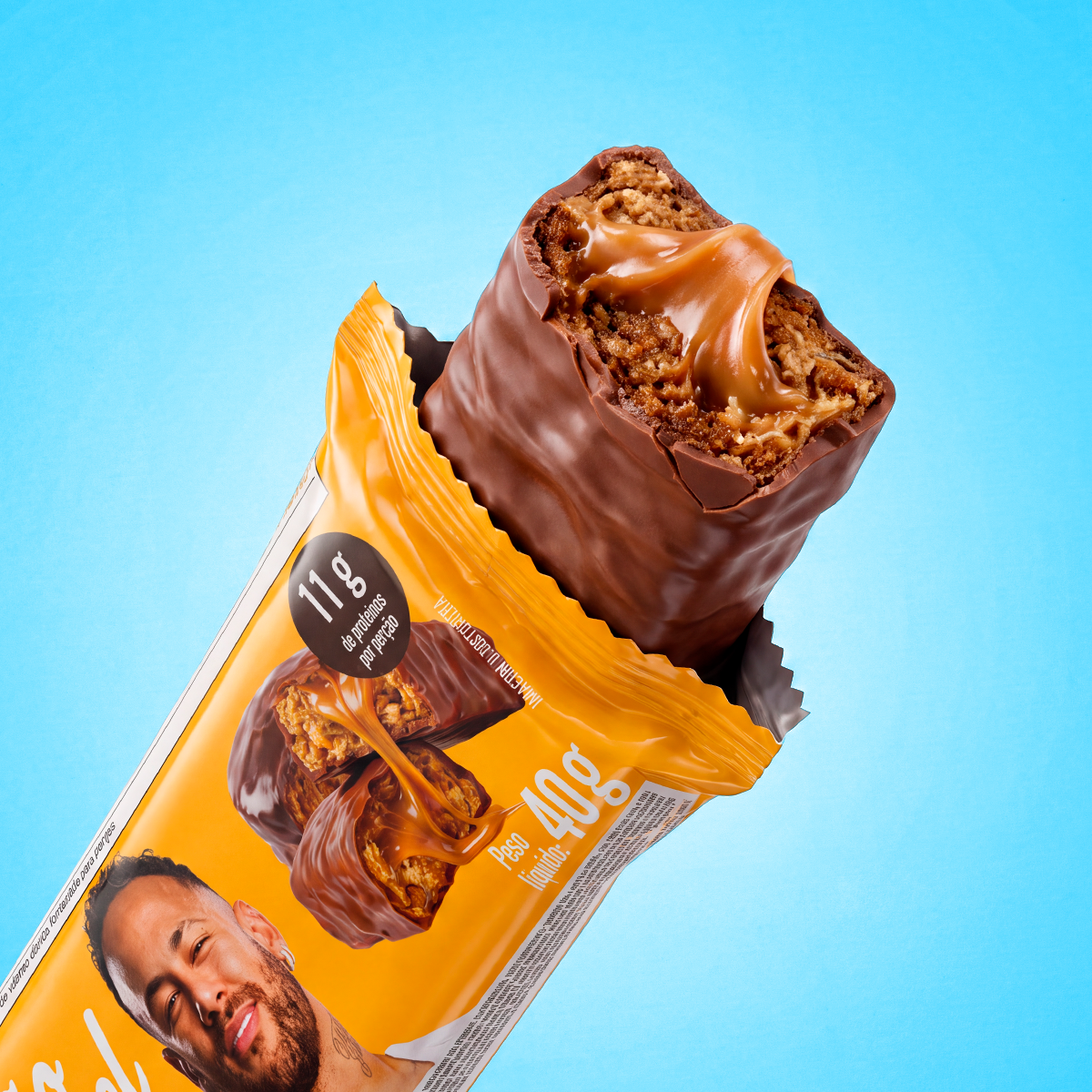 Barra de Proteína Pão de Mel Next10 aberta com recheio de caramelo